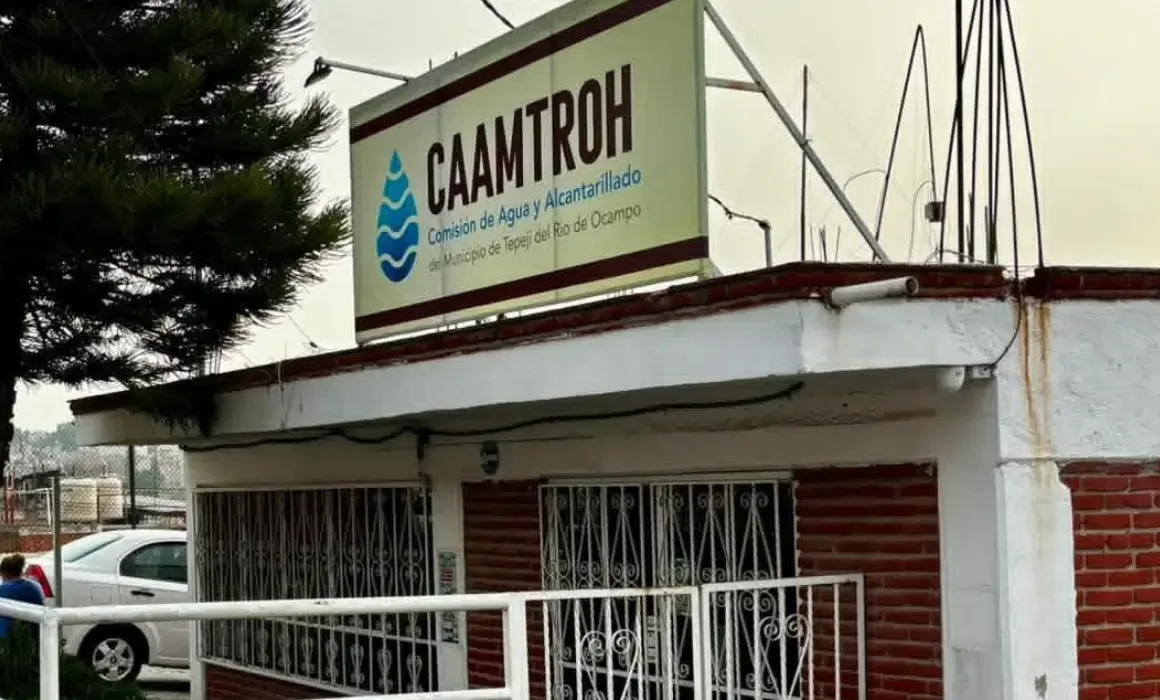 Accidente de camioneta de Caamtroh en Tepeji del Río tras quedarse dormido al volante.