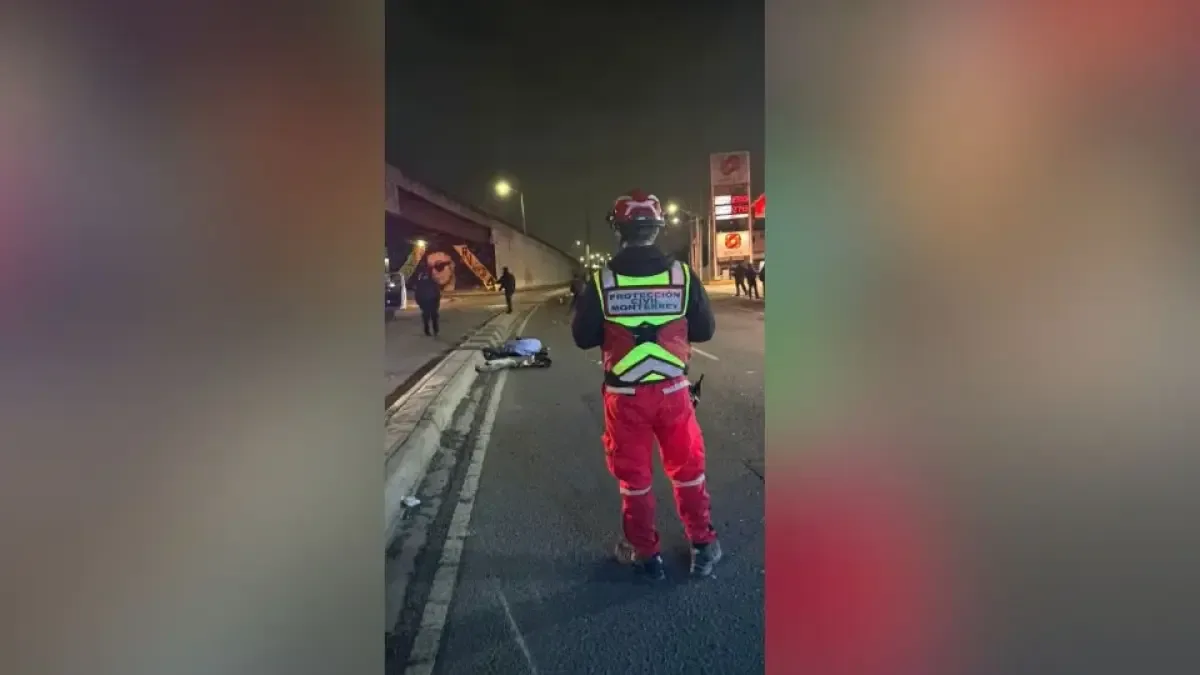 Accidente de motocicleta en Monterrey dejó un fallecido en la escena.