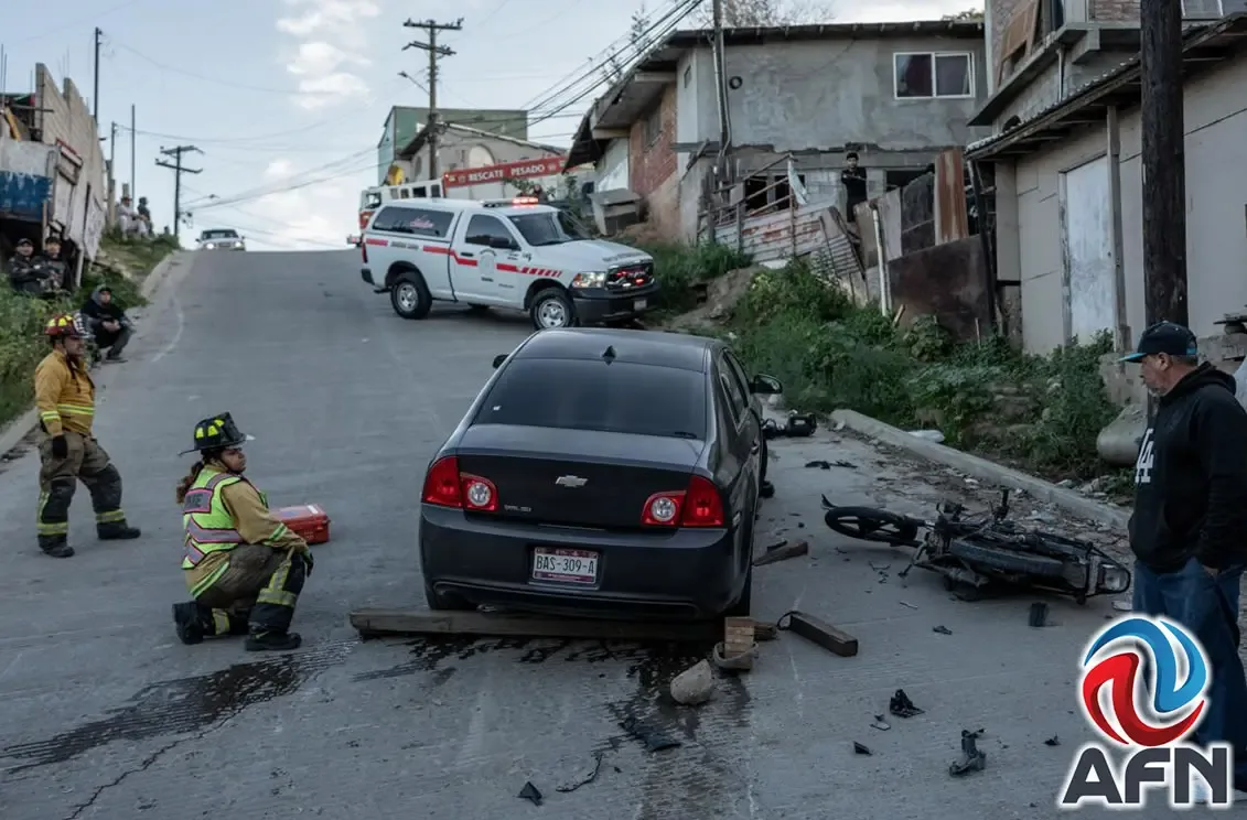 Accidente de motocicletas en Tijuana deja un muerto y un herido.