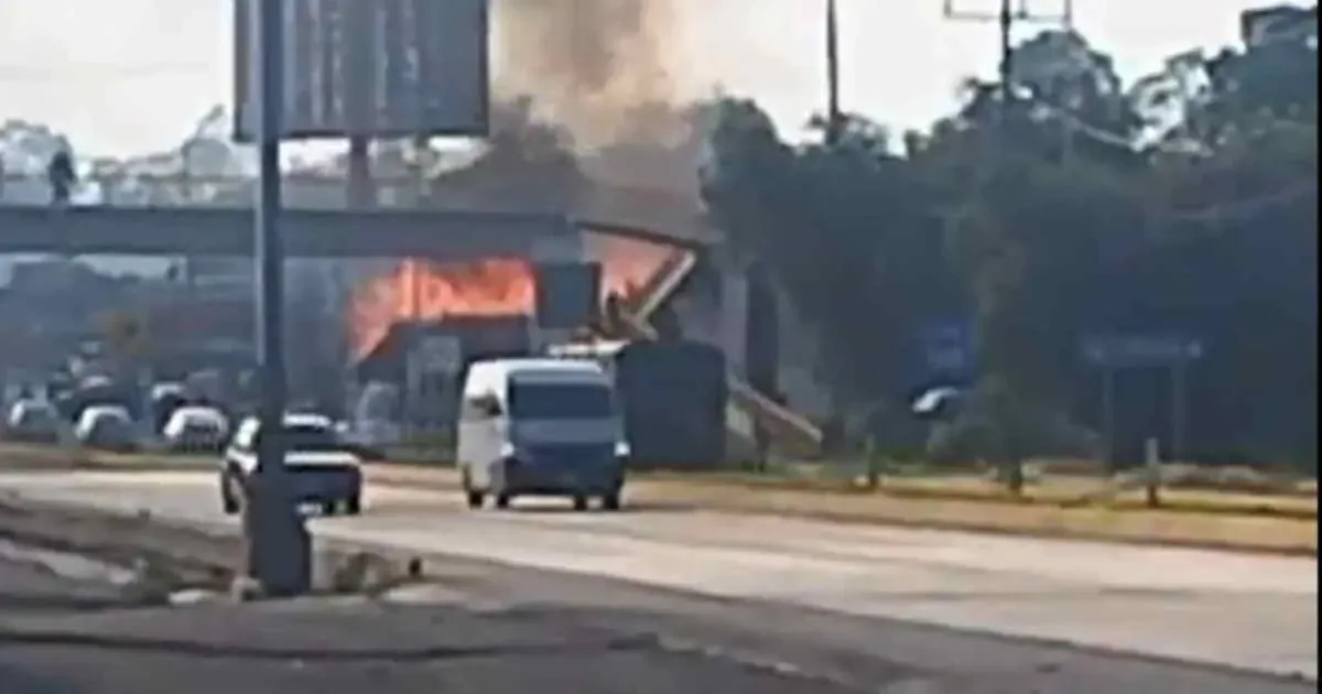 Un volcadura de pipa desata una fuga de gas e incendio en Tepetlaoxtoc que dejó dos fallecidos.