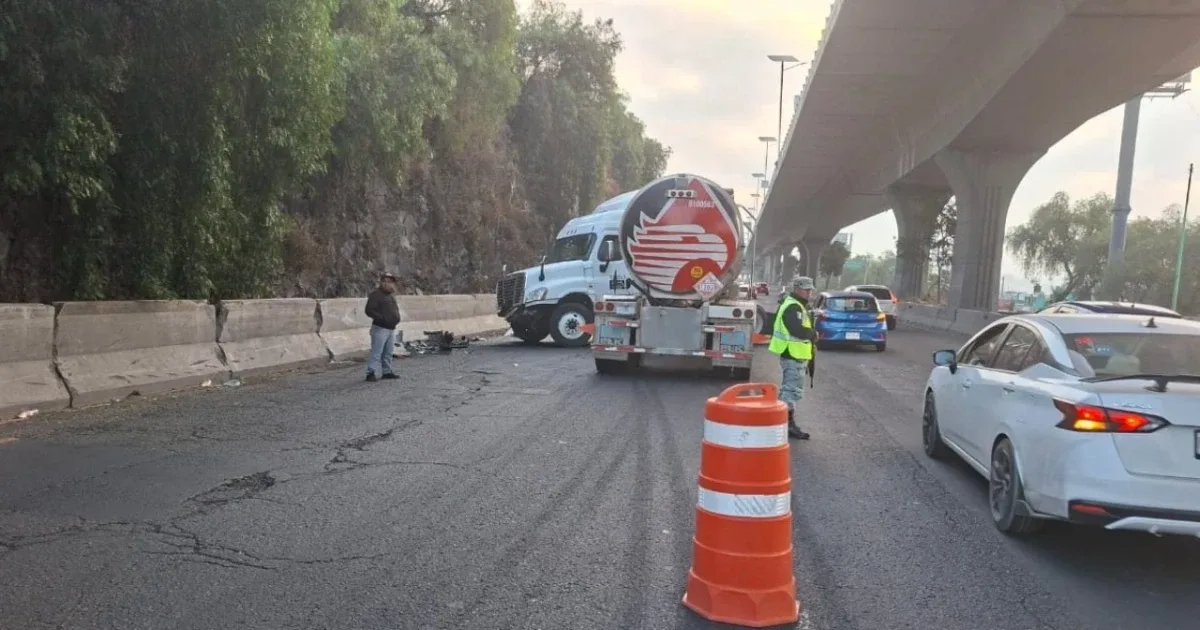 Accidente de pipa genera caos en la autopista México-Querétaro.