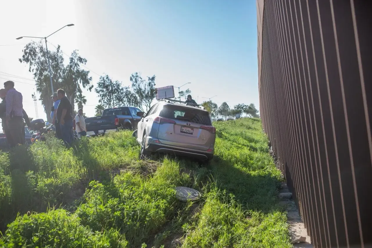 Accidente de RAV4 en el bulevar Aeropuerto, Otay, provoca movilización de emergencias.