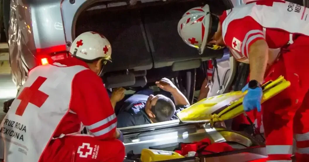 Una colisión entre vehículos deja dos personas lesionadas en un accidente en la colonia Miravalle.