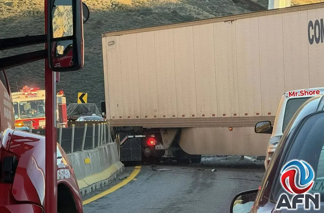 Accidente de tráiler en la carretera Tijuana-Tecate causó grandes congestiones viales.