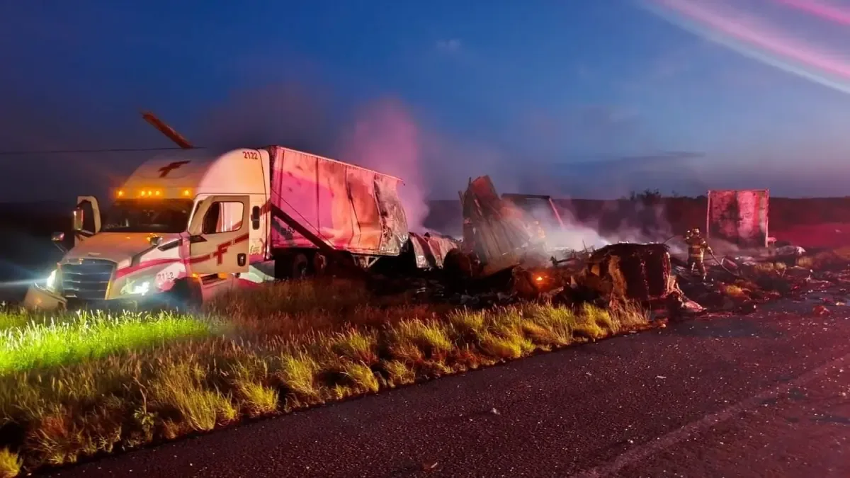 Un fuerte choque en la carretera a Laredo generó daños graves y cierre total de la vía.