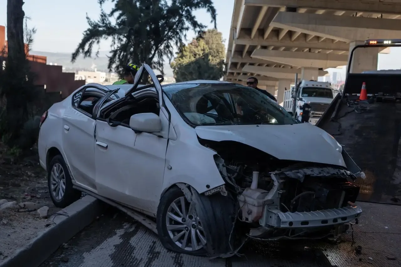 Accidente en avenida Internacional provoca volcadura de un vehículo.