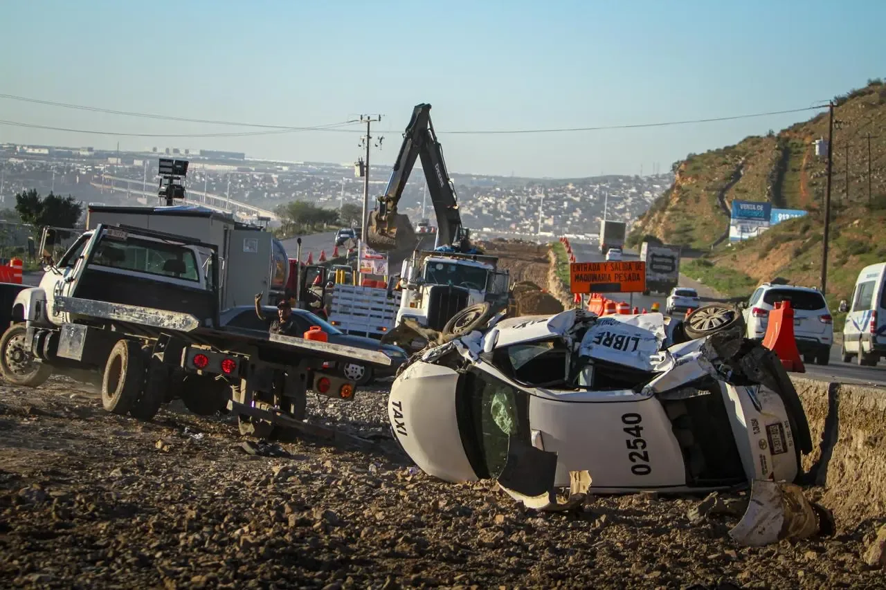 Accidente en Bulevar 2000 deja dos vehículos volcados sin heridos.