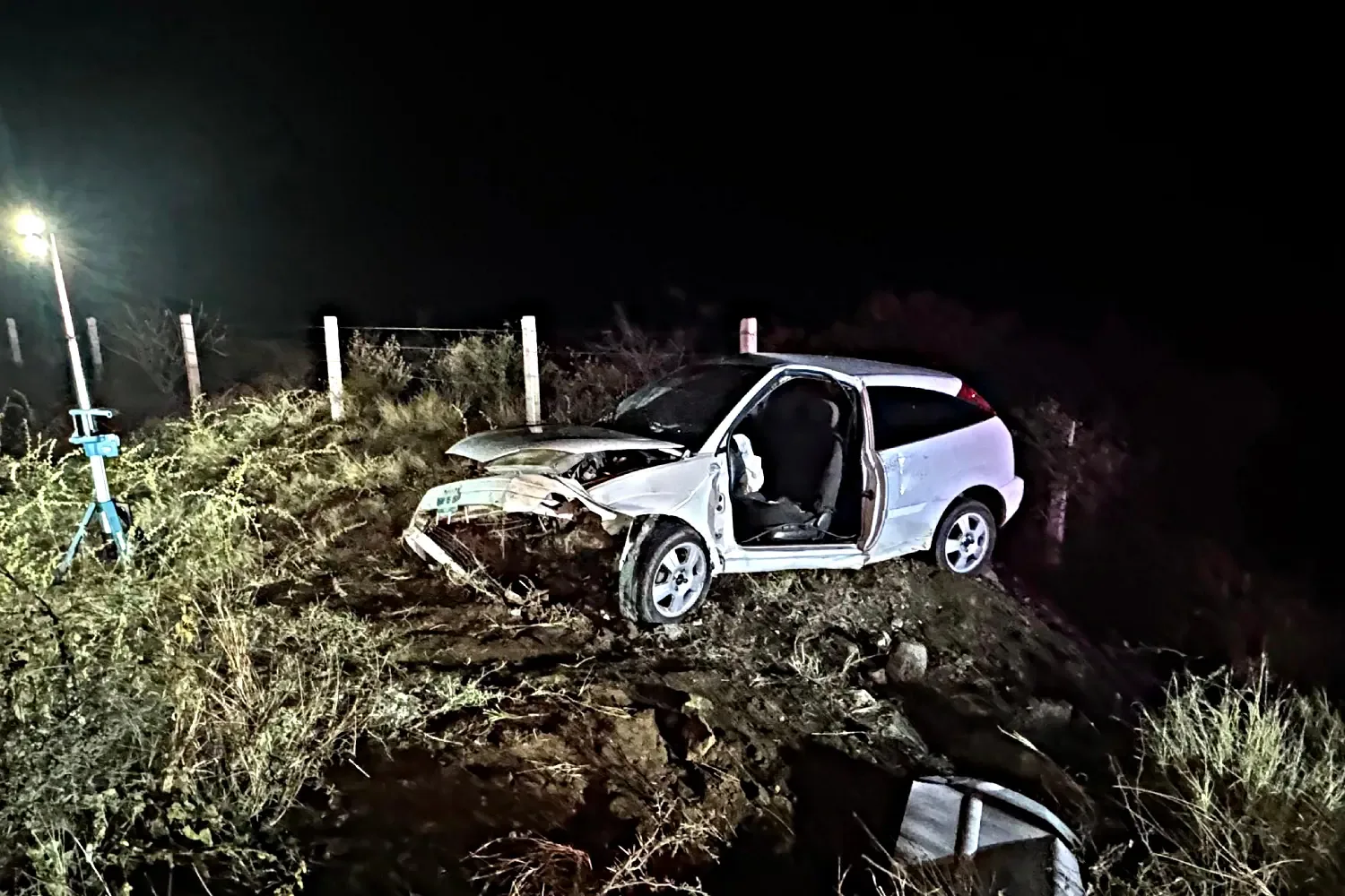 Accidente en Cabo San Lucas deja una persona atrapada en su vehículo.