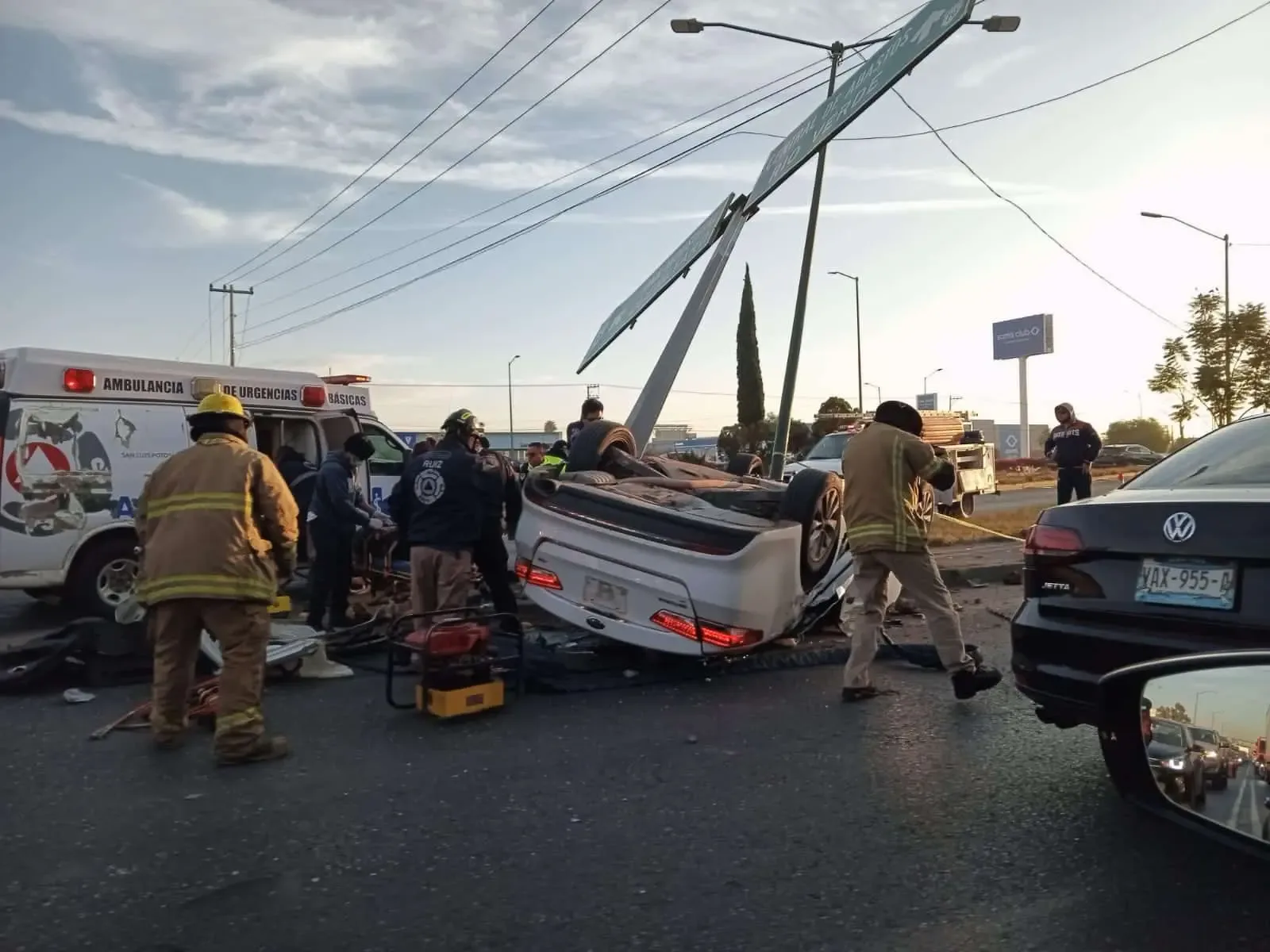Accidente en carretera 57 en San Luis Potosí dejó dos víctimas mortales.