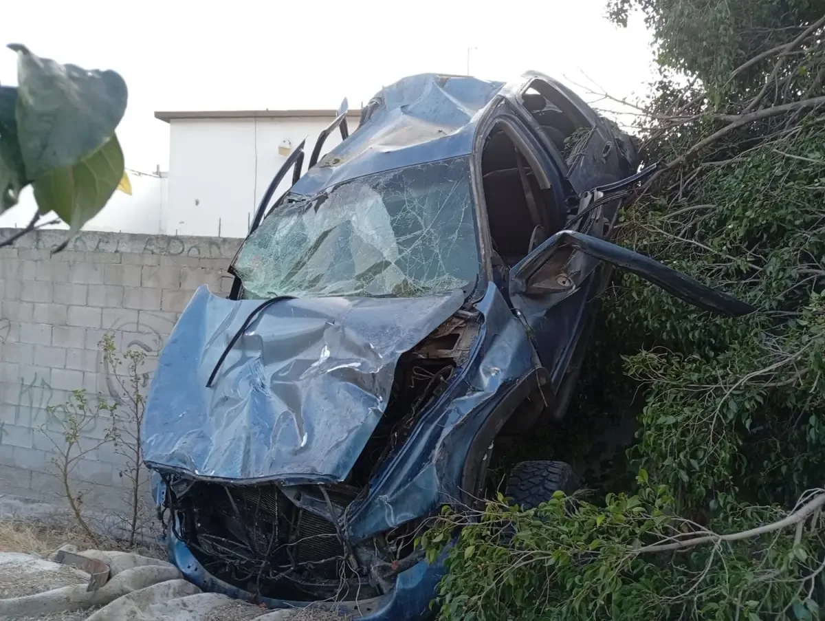 Colisión entre dos camionetas en Tijuana resultó en un hombre detenido y daños significativos.