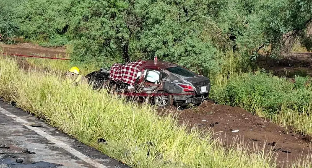 Un conductor perdió la vida tras impactar su vehículo contra un camión en una curva.