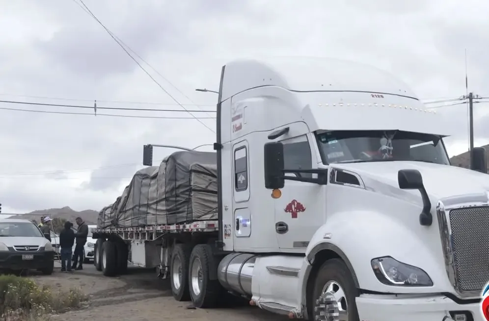 Un tráiler colisionó con varios autos, causando solo daños materiales en Tecate.