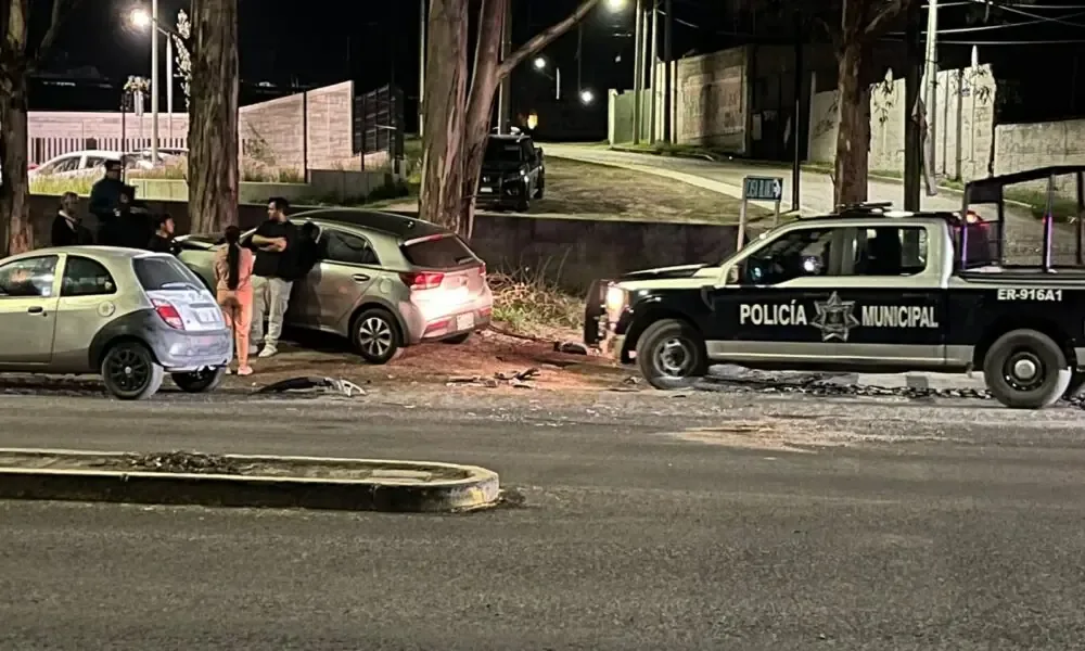 Un choque entre una camioneta y un auto provocó lesiones menores; la conductora fue asegurada por manejar bajo los efectos del alcohol.