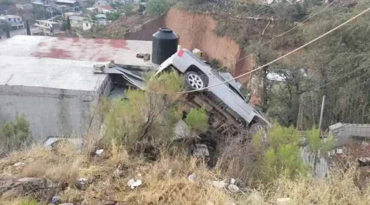 Un conductor ebrio volcó su camioneta, afectando infraestructura en la zona.