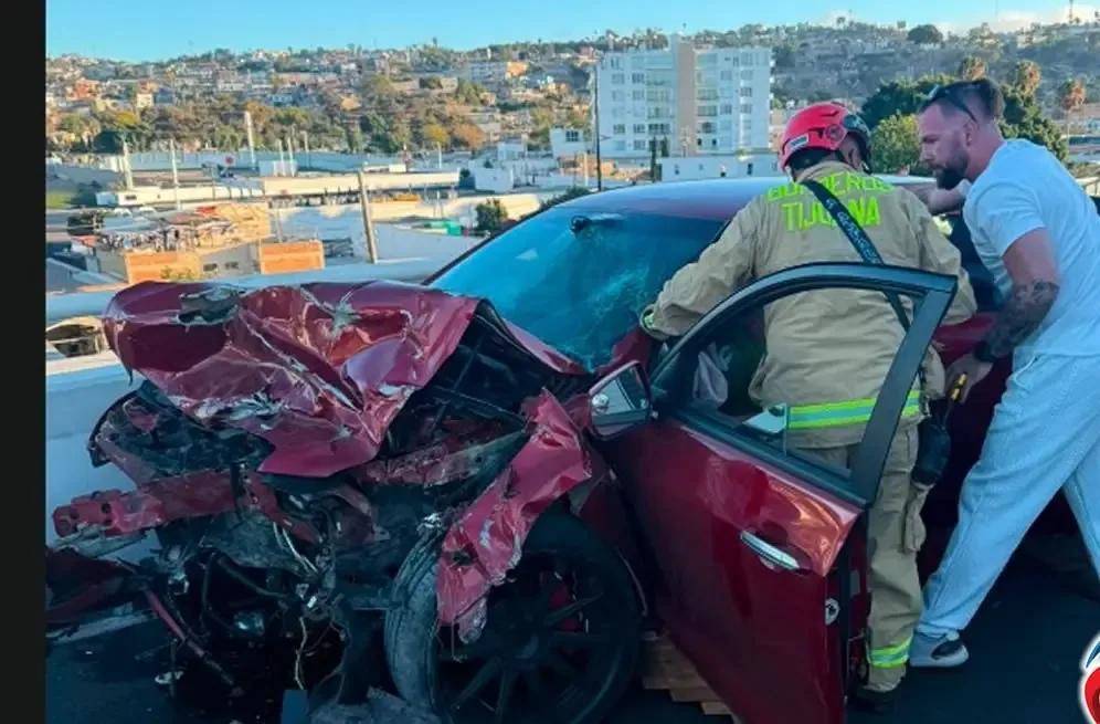 Un choque entre dos vehículos en Tijuana resultó en lesiones de diferentes grados en seis personas.
