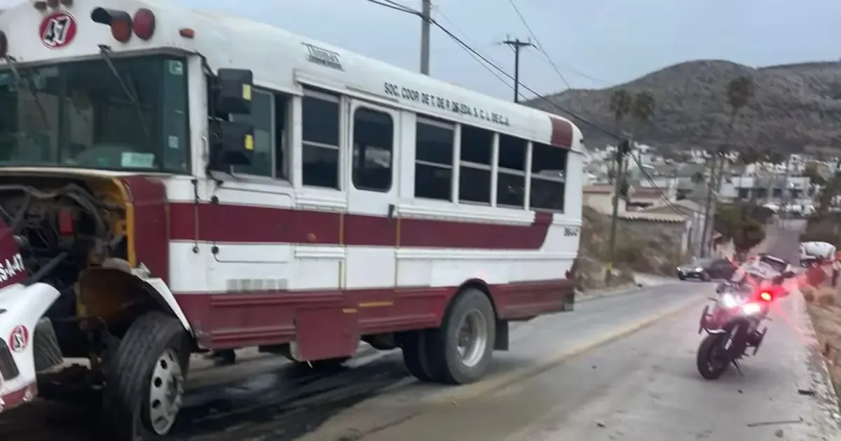Un choque entre un automóvil y un camión de transporte público genera preocupación por la seguridad en las calles de Ensenada.