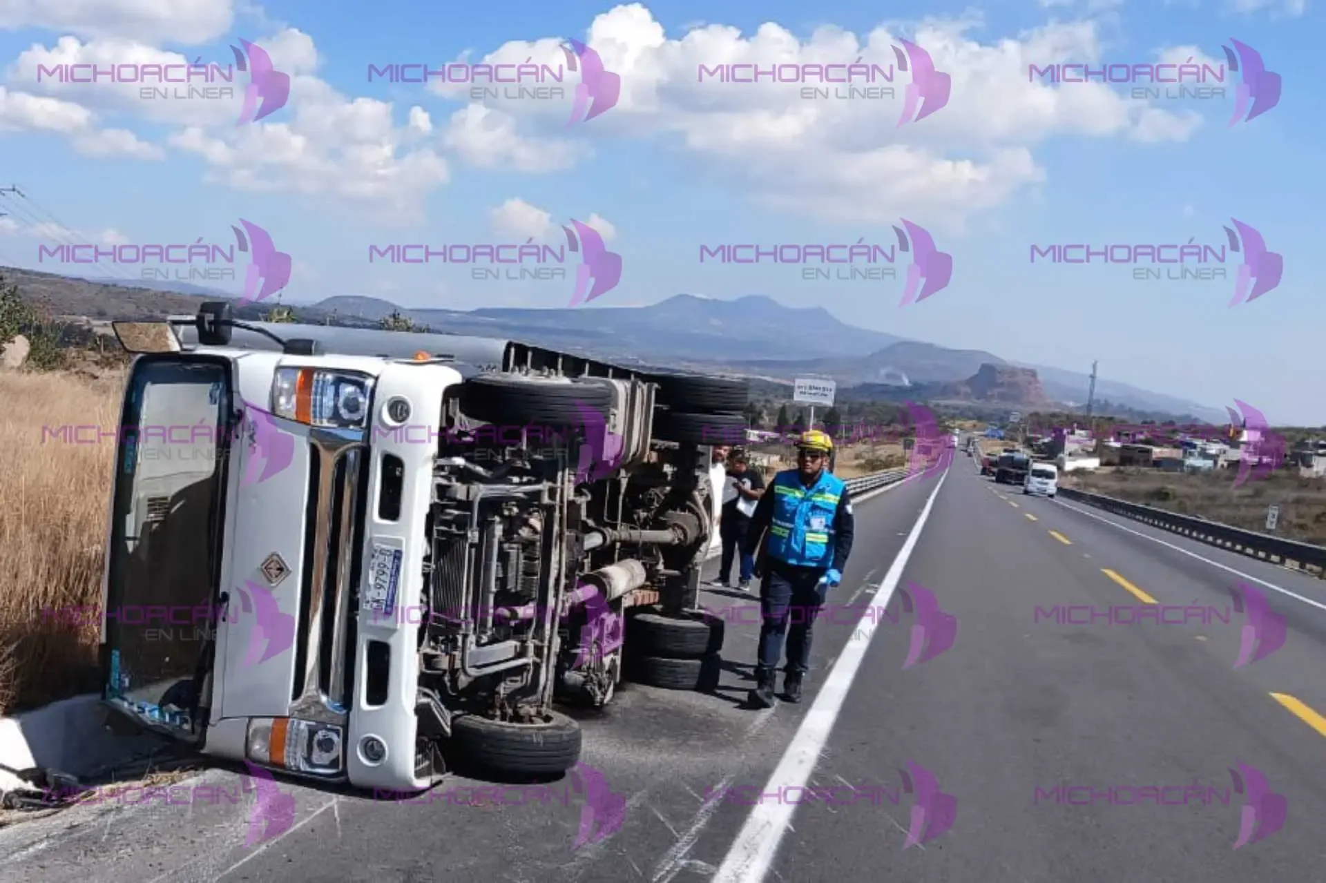 Accidente en la Autopista Siglo XXI genera respuesta rápida de paramédicos.