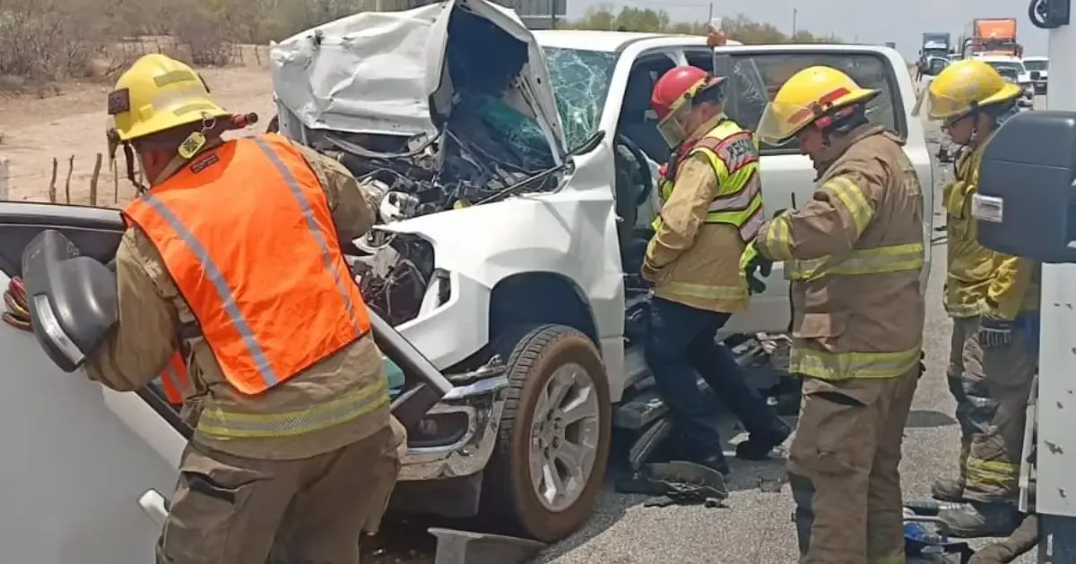 Una mujer y un niño de 4 años resultaron heridos tras un choque vehicular en Sonora.