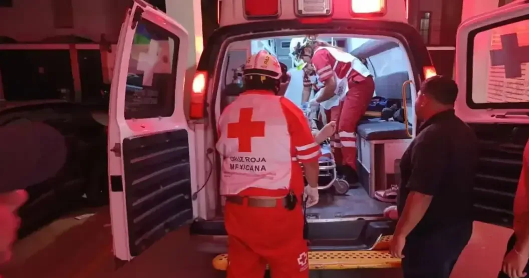 Un fuerte vuelco vehicular resultó en lesiones para una pareja que viajaba en dirección a Torreón.