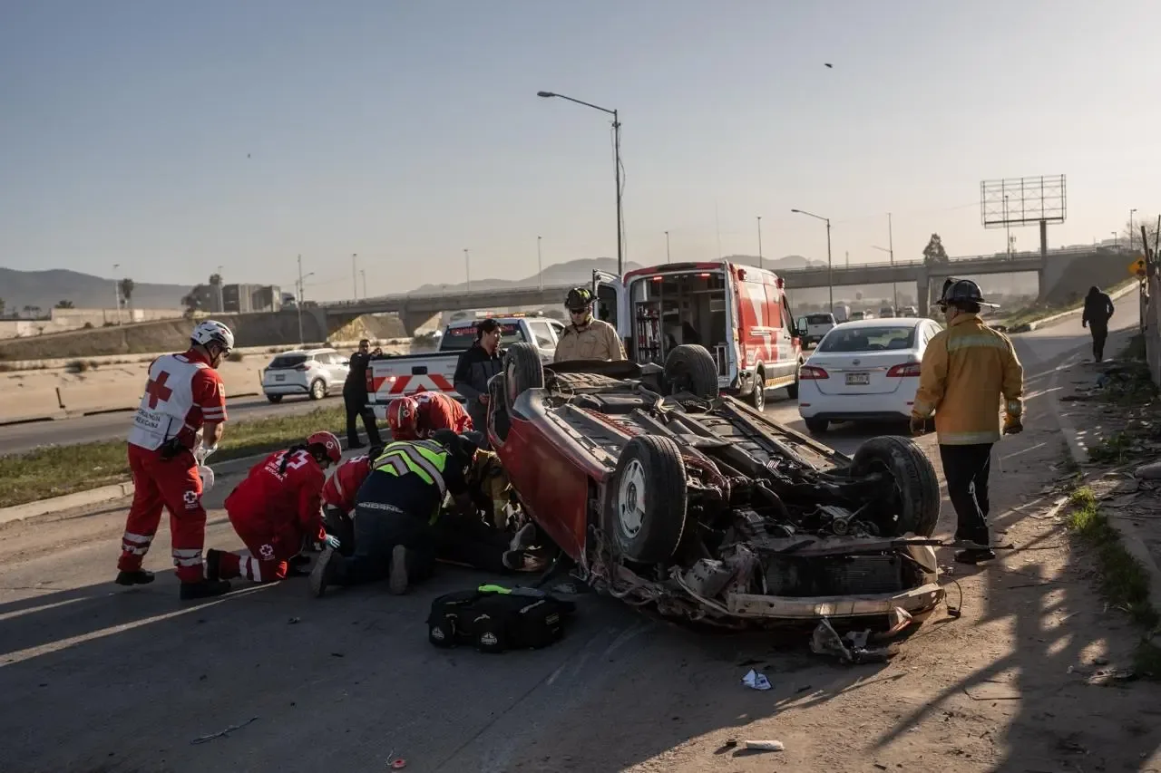 Accidente en la Vía Rápida Alamar involucró una volcadura de automóvil.