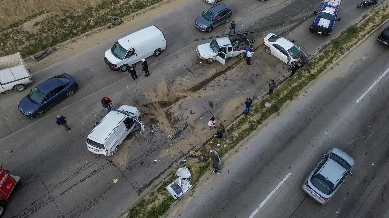 Accidente en la Vía Rápida Oriente causa caos vehicular y un herido grave.