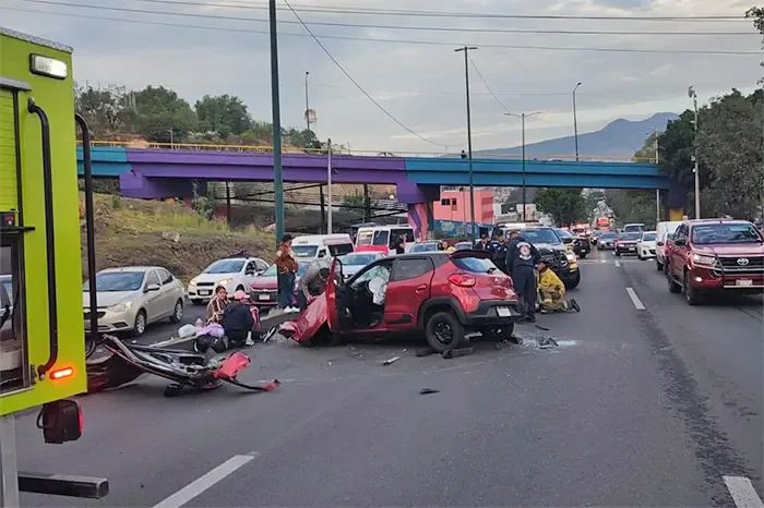 Un choque en Morelia dejó a una joven de 21 años herida y causó congestionamiento en la zona.