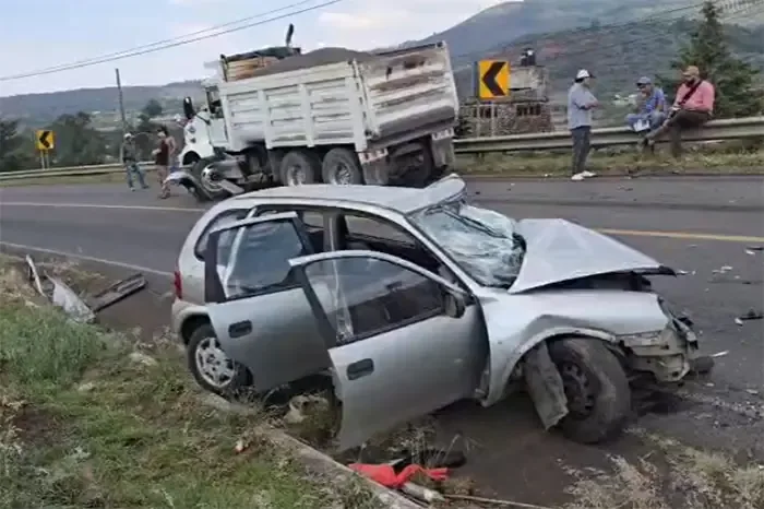 Un choque frontal entre un vehículo y un camión provoca lesiones graves a un automovilista.