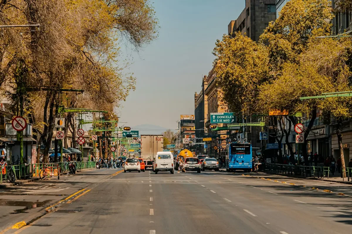Un fuerte choque entre un auto familiar y una camioneta resultó en varias personas lesionadas.