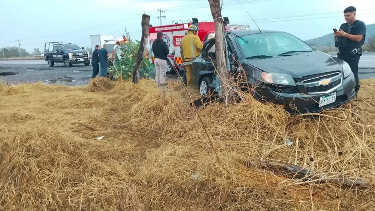 Un choque fuerte en la Carretera Santa Rosa La Barca movilizó a cuerpos de emergencia.