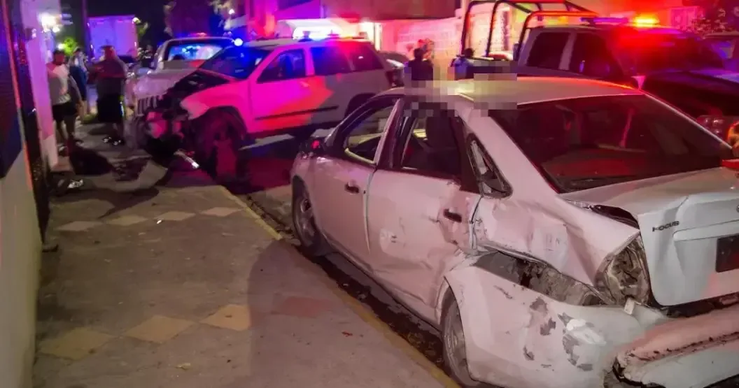 Un conductor huyó del lugar del choque, provocando más daños materiales.