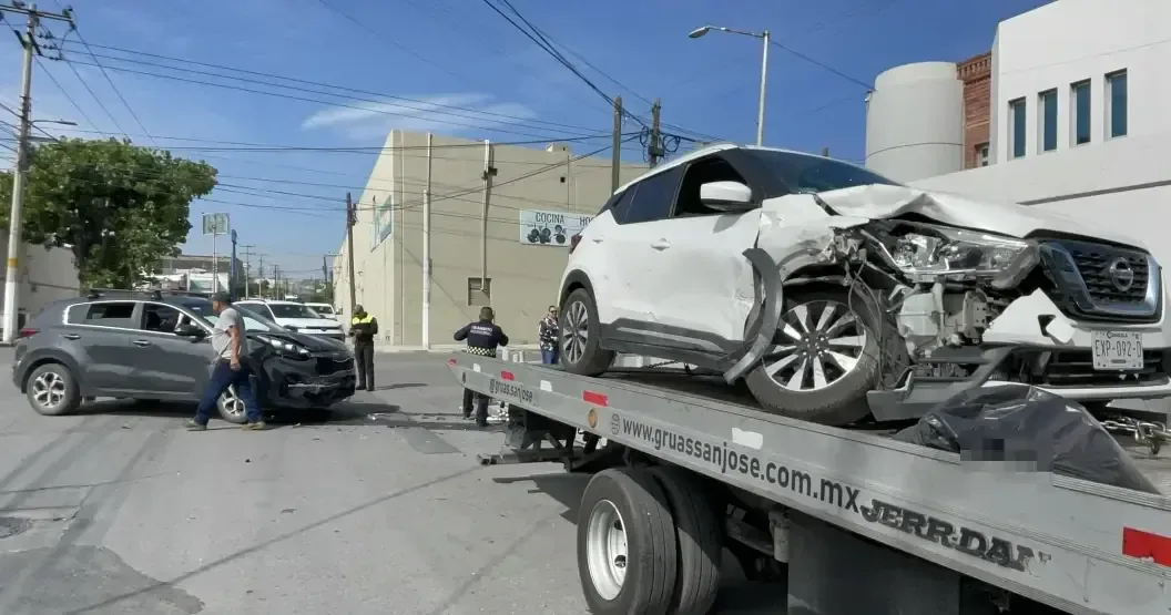 Un incidente vial involucra a dos camionetas en un cruce importante de la ciudad.