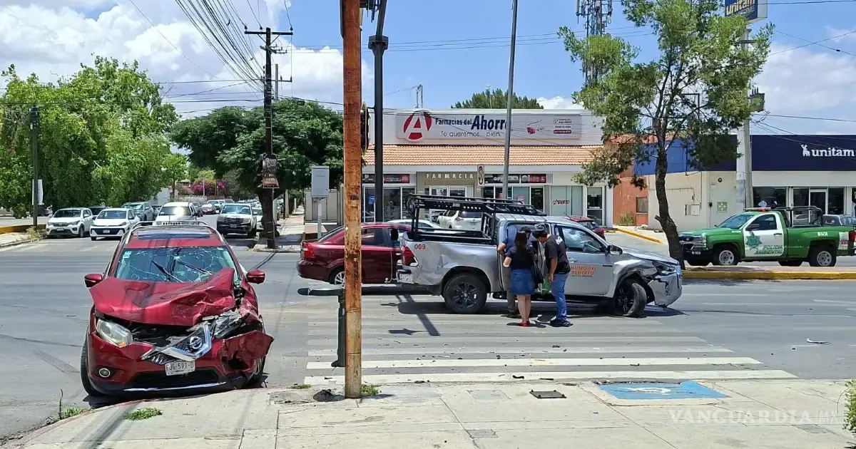 Un conductor que no respetó el alto provocó un choque en Saltillo, afectando la circulación.