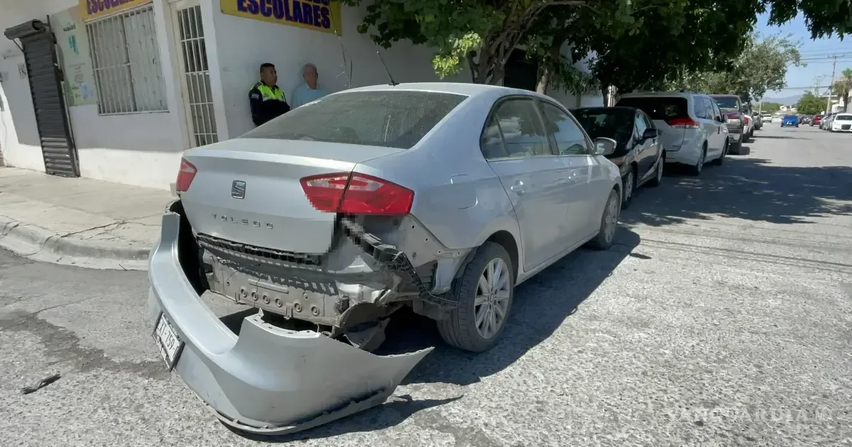 Un automovilista provocó un choque en Mirasierra, donde un joven motociclista resultó herido.