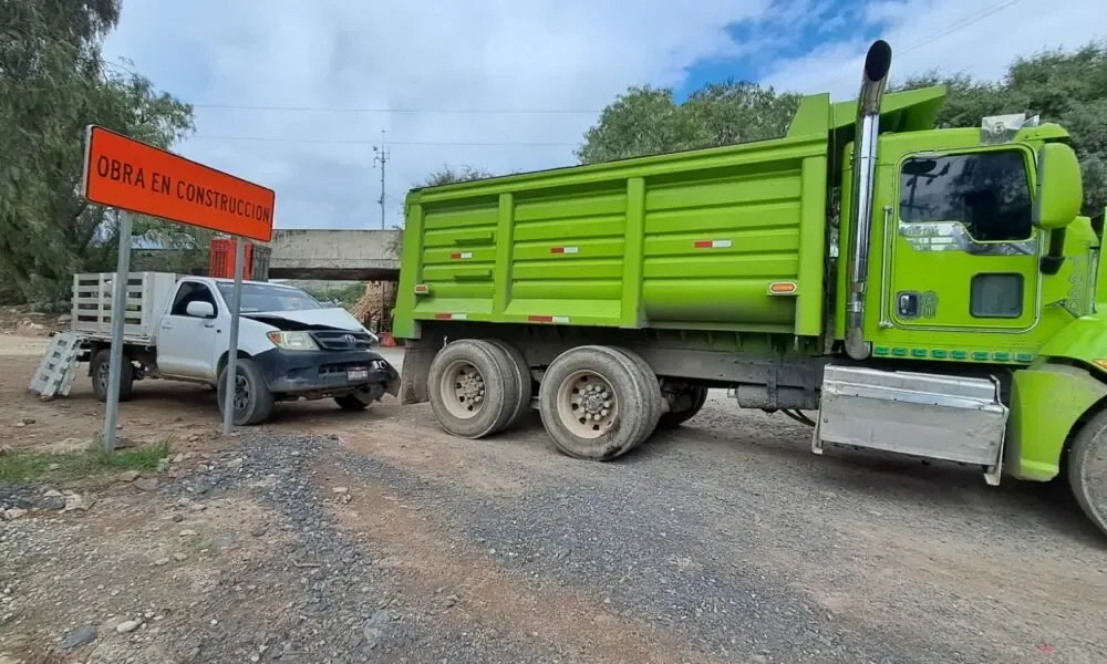 Un choque entre una camioneta y un camión en la carretera estatal 122 no dejó heridos, pero sí daños considerables en los vehículos.
