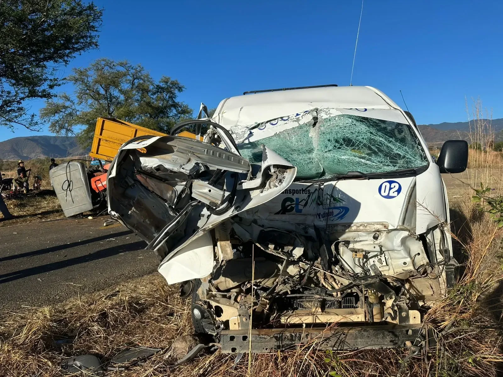 Accidente en Santa Ana Tlapacoyan provoca tres heridos y congestión vial.