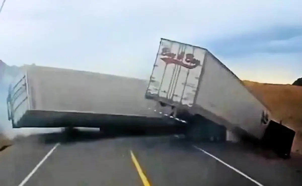 El choque de tres tractocamiones causó afectaciones a la circulación y evacuación de heridos.