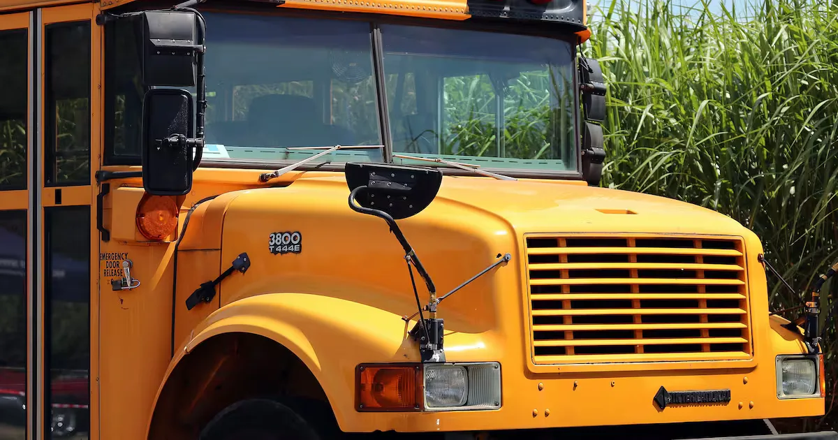 Accidente en suburbio de Chicago: autobús escolar y automóvil involucrados.