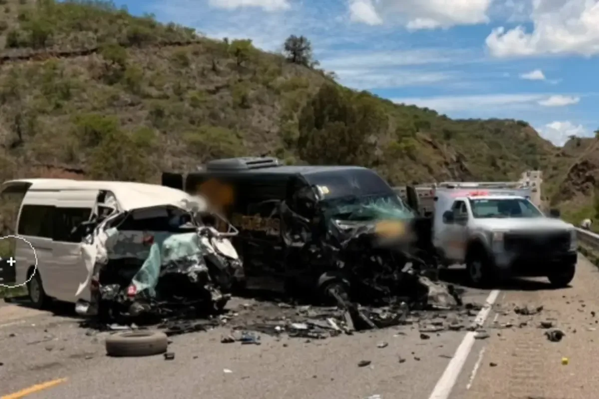 Un choque frontal en la autopista Oaxaca-México ha dejado varias víctimas mortales y heridos.