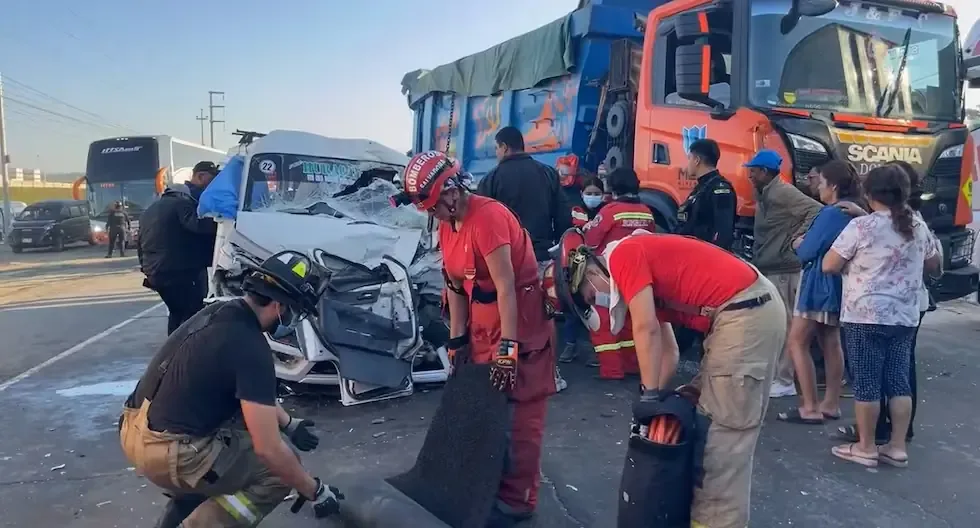 Una fuerte colisión en la Panamericana Norte provoca una tragedia en la provincia de Virú.