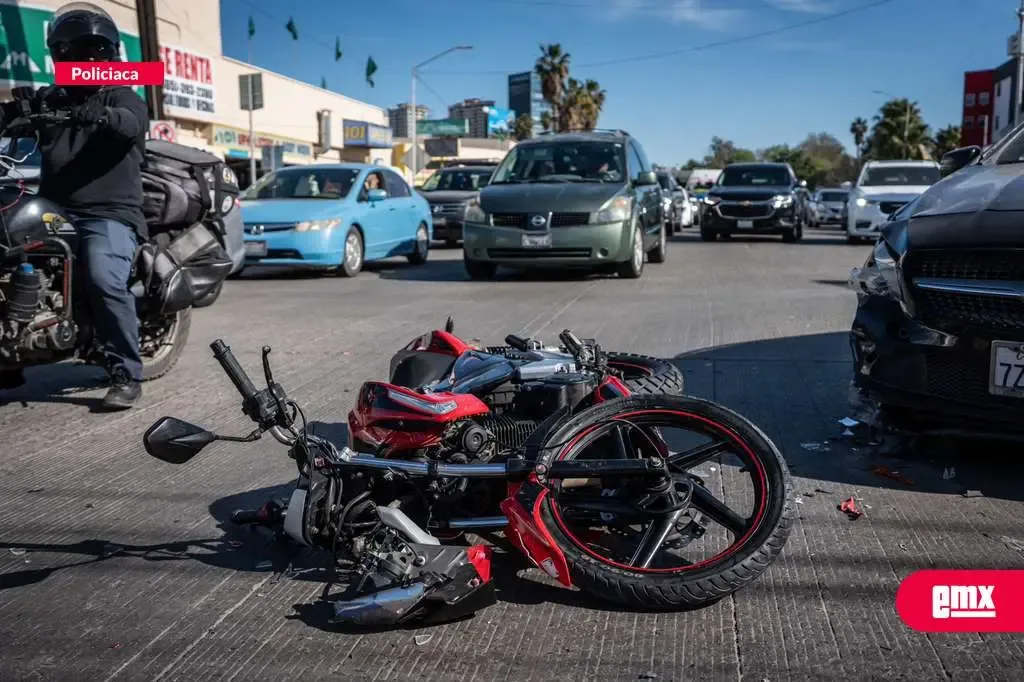 Accidente entre motocicleta y vehículo de lujo en el centro de Tijuana.