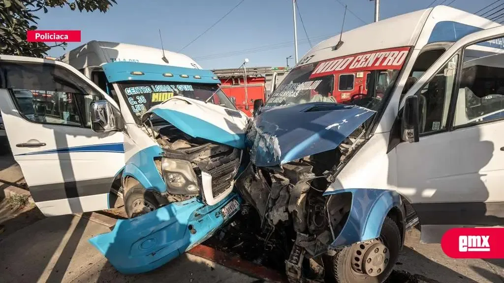 Accidente entre transporte público y camioneta en Otay Universidad.