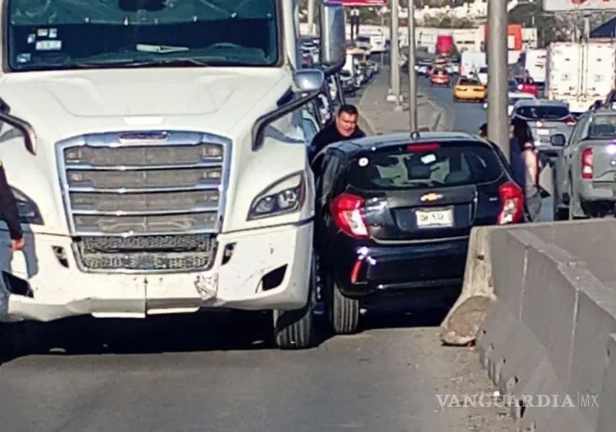Accidente entre un tráiler y un automóvil afecta circulación en Saltillo.