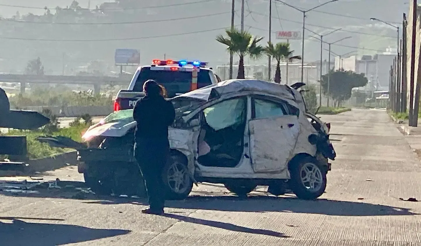 Accidente fatal en la Vía Rápida Poniente de Tijuana dejó un joven fallecido.