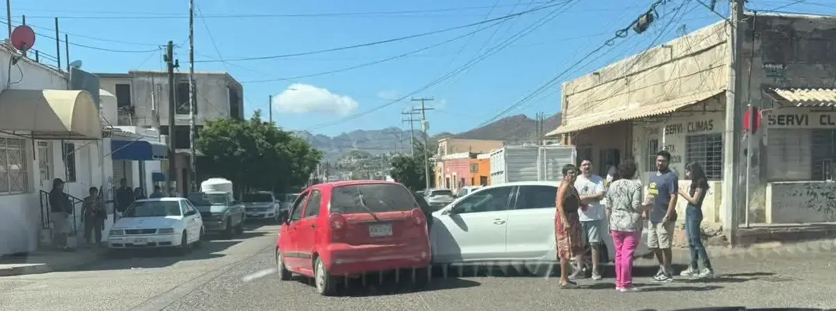 Un choque entre dos sedanes dejó solo daños materiales en el lugar.