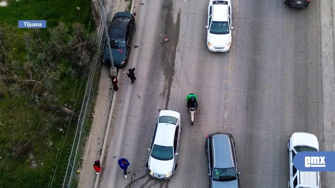 Accidente vehicular en el bulevar Cuauhtémoc Sur afecta la movilidad en Tijuana.