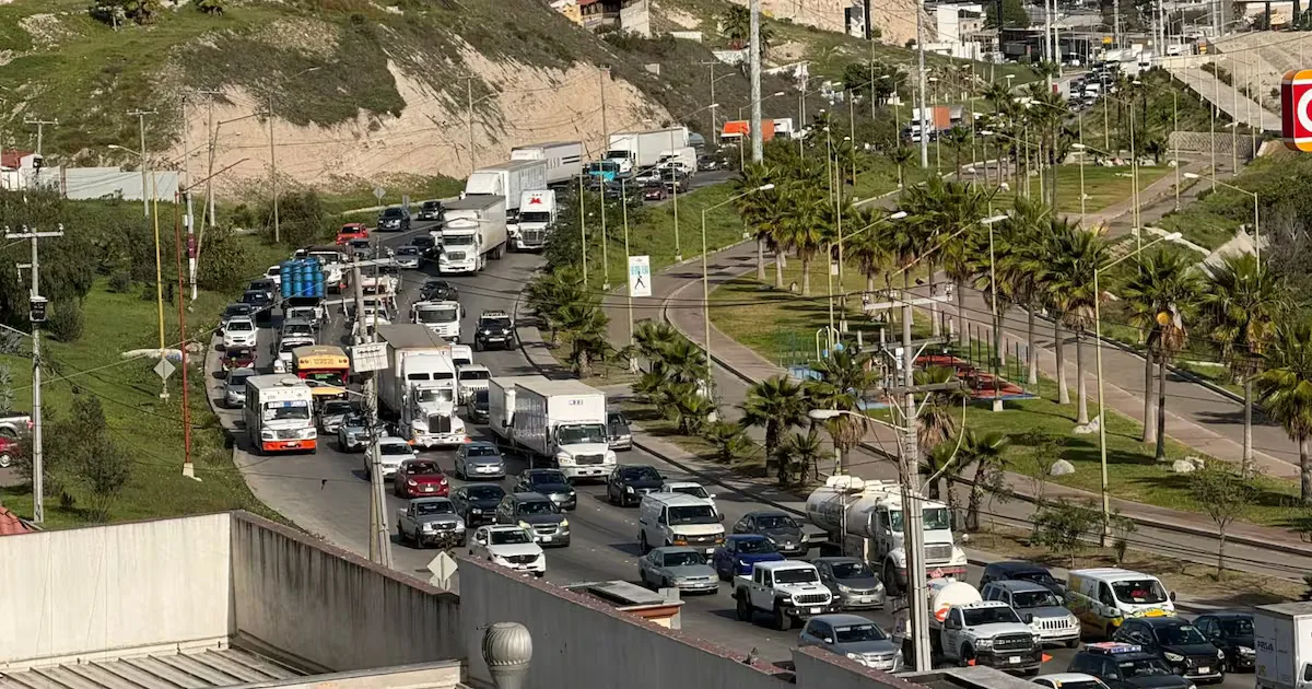 Accidente vehicular en el Libramiento Sur de Tijuana ocasiona tráfico.