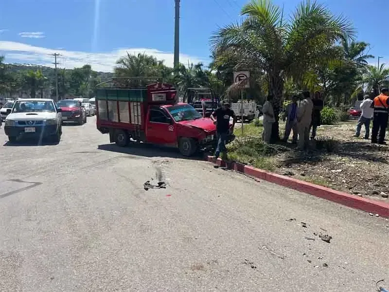 Un choque entre dos camionetas causa congestión vial en la capital chiapaneca.