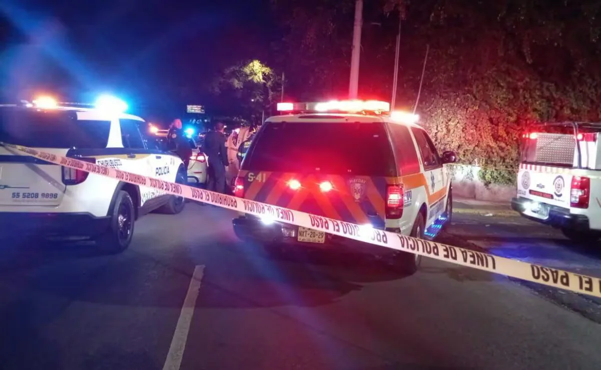 Accidente vial en Iztapalapa: vehículo volcado y un fallecido en la escena.
