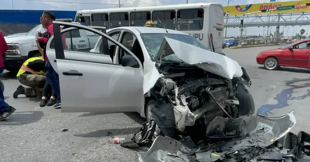 Un fuerte choque entre dos vehículos movilizó a servicios de emergencia en el norte de México.