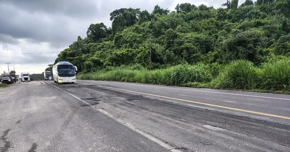 Un accidente en la autopista México-Puebla afecta el tráfico durante este domingo, complicando los viajes familiares.